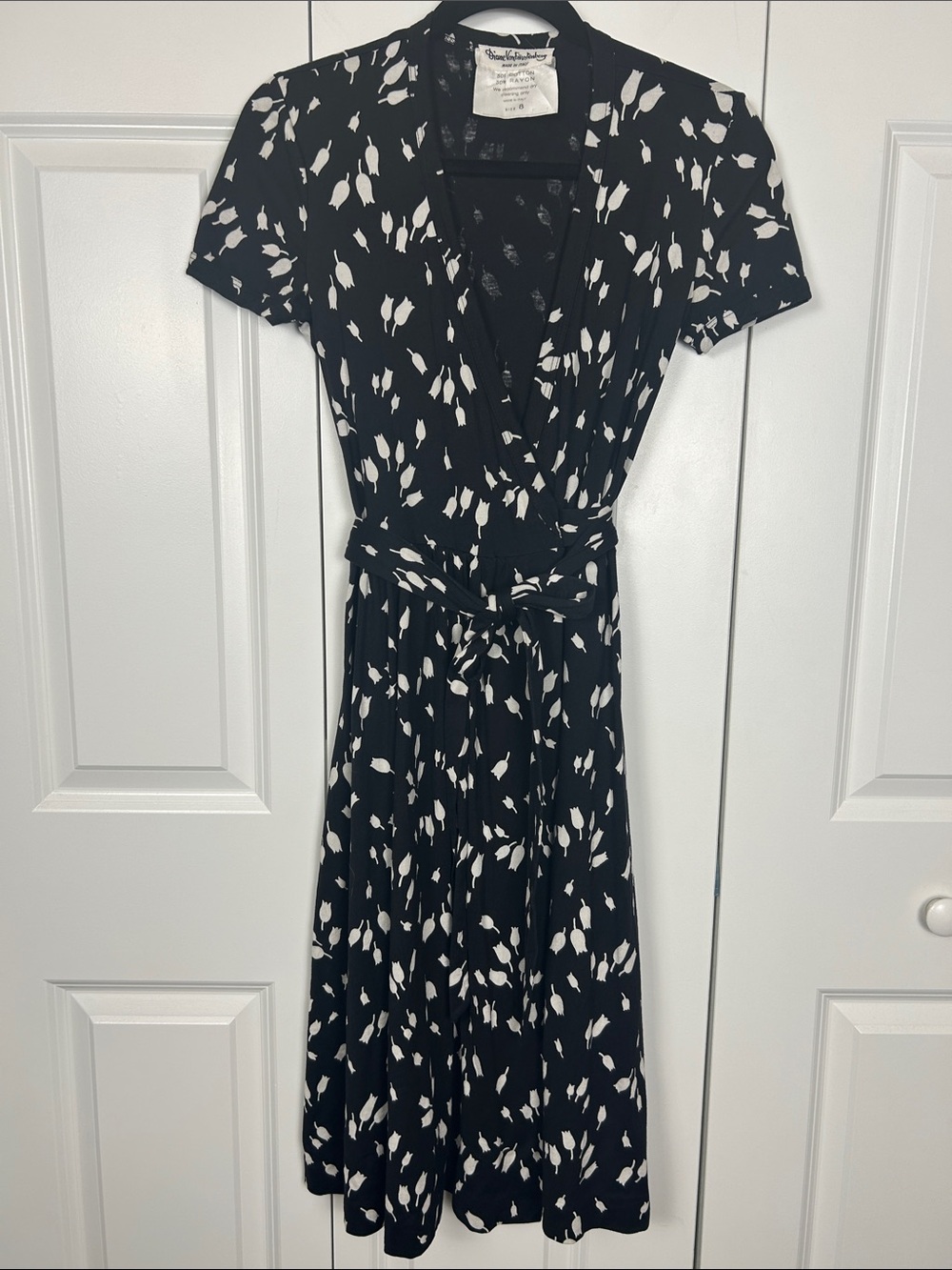 Diane Von Furstenberg Vintage Black and White Tulip-Print Midi Wrap Dress Size 8